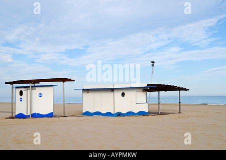 Les toilettes et les restaurant sur une plage vide, Gandia, Costa Blanca, Valencia Province, Espagne Banque D'Images