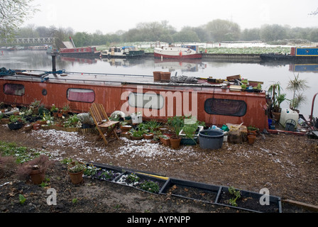 Vieille péniche sur la rivière Lea,avec jardin conteneur dans Wathamstow neige Londres Hackney marshes Banque D'Images