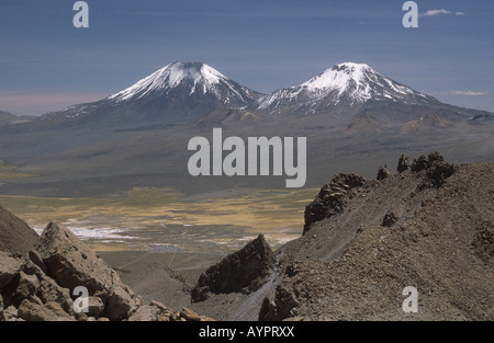 Payachatas (volcans Parinacota L, R Pomerape) vu du volcan Sajama, le parc national de Sajama, Bolivie Banque D'Images