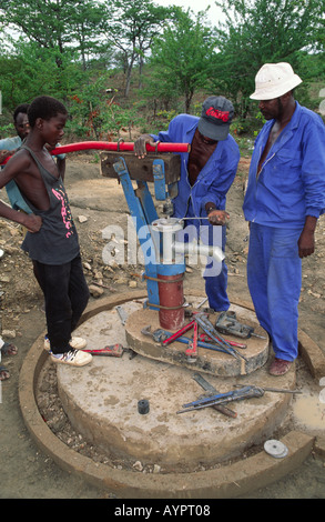 Les ingénieurs spécialistes de l'eau ont installé une tête de pompe sur la nouvelle pompe à eau de la communauté. Zimbabwe Banque D'Images