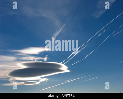 Jet sentiers à travers les formations de nuages lenticulaires. Espagne Banque D'Images