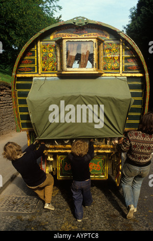 Gypsy Caravan. Traditionnel en bois peint arc surmonté caravane gitan voyageurs chariot tiré par des chevaux allant à Appleby Horse Fair 1980s 1985 HOMER SYKES Banque D'Images