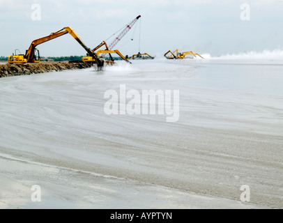 Dragueurs bataille en vain pour éliminer la boue chaude détachés de la terre dans la catastrophe de Semarang, Indonésie,l'Est de Java Banque D'Images