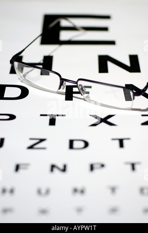 Paire de lunettes avec un œil graphique de test de Snellen Banque D'Images