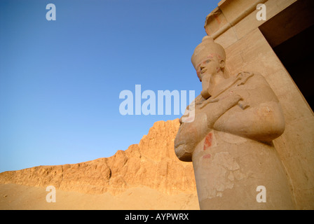 Statue sur la troisième histoire de la temple funéraire de la reine Hatshepsout, Deir El-Bahari, Luxor, Egypte Banque D'Images