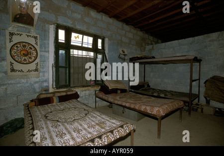 Intérieur d'une maison pour enfants handicapés tibétains près de Dharamsala, Himachal Pradesh, Inde, avec lits simples et décoration traditionnelle. Banque D'Images