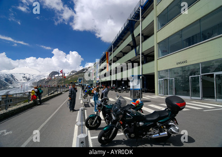 Parking couvert à 2369 mètres, Franz Josefs Hoehe, Haute route alpine du Grossglockner, Carinthie, Autriche Banque D'Images