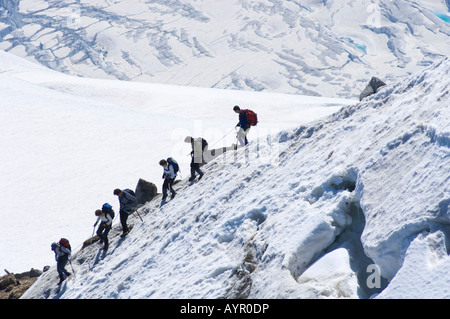 Les alpinistes en ordre décroissant Le Col du Midi (Midi), Mt. Aiguille du Midi, Massif du Mont Blanc, Chamonix, France Banque D'Images