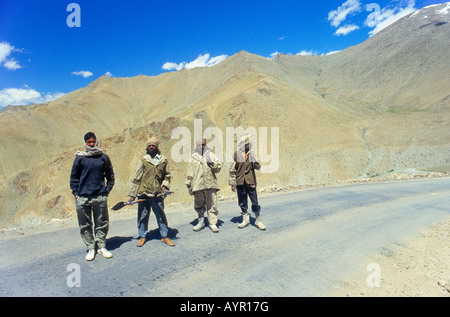 Les travailleurs de la route sur l'autoroute principale entre le Cachemire et le Ladakh, Inde Banque D'Images