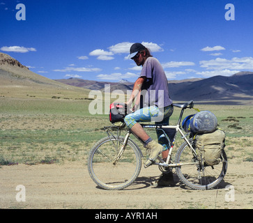 Cycliste sur un vélo VTT le long d'un chemin de terre, Himalaya, Ladakh, Inde Banque D'Images