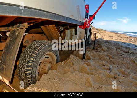 Camping-hors-route (RV) à l'aide du cric et coincé dans le sable, de l'Australie-Occidentale, Australie Banque D'Images