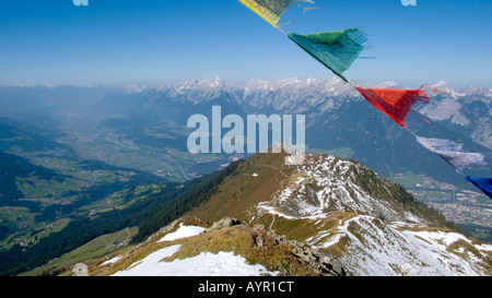 Vue sur Vallée de l'Inn en direction de la plage du Karwendel, les drapeaux de prières flottant au vent, Cabine Kellerjoch, Schwaz, Tyrol, Autriche Banque D'Images