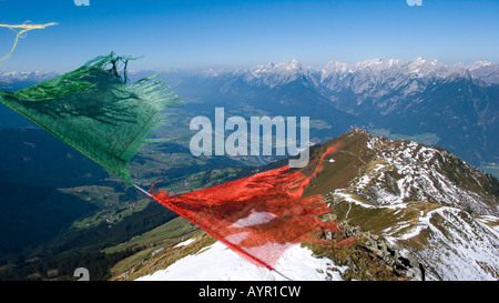 Vue sur Vallée de l'Inn en direction de la plage du Karwendel, les drapeaux de prières flottant au vent, Cabine Kellerjoch, Schwaz, Tyrol, Autriche Banque D'Images