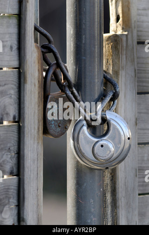 Lock et de la chaîne sur une porte de Banque D'Images