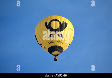 Deutsche Post (Poste allemande) hot air balloon in a blue sky Banque D'Images