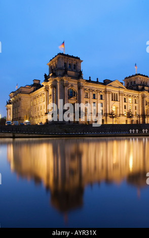 Bâtiment du Reichstag, le parlement allemand reflète dans la rivière Spree dans la soirée, Berlin, Allemagne Banque D'Images