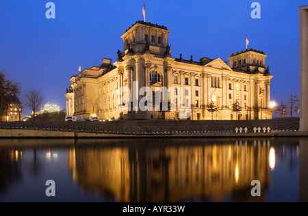 Bâtiment du Reichstag, le parlement allemand reflète dans la rivière Spree dans la soirée, Berlin, Allemagne Banque D'Images