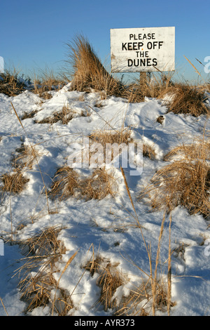 A ne pas marcher sur les Dunes signe sur une dune en hiver avec de la neige Banque D'Images
