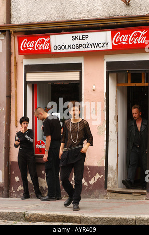Goths pendant le Castle Party Music Festival à Bolkow, Pologne, debout devant une épicerie locale. Banque D'Images