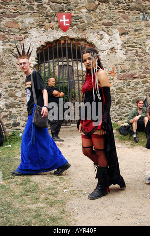 Goths en mode alternatif lors du Castle Party Music Festival à Bolkow, en Pologne. Sous-culture gothique dans un château de pierre historique. Banque D'Images
