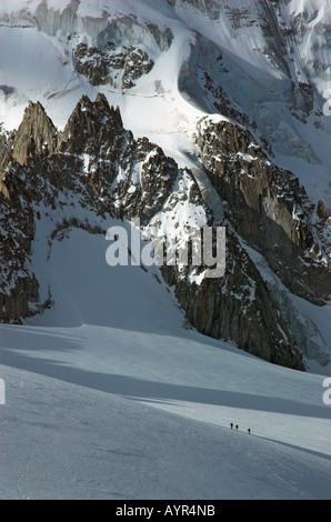 Une corde de trois alpinistes sur le glacier le Tour éclipsé par l'Aiguille du Chardonnet derrière. Alpes, Chamonix, France. Banque D'Images