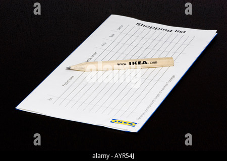 Une liste d'achat d'Ikea et de crayon sur une table en bois. Banque D'Images