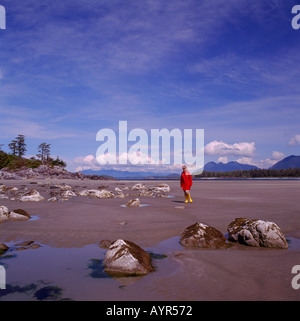 Un randonneur promenades le long de Chesterman Beach le long de la côte ouest de l'île de Vancouver en Colombie-Britannique Canada Banque D'Images