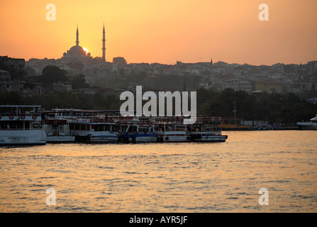 Mosquée de Fatih vu au coucher du soleil. Istanbul, Turquie Banque D'Images