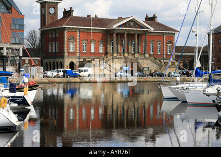 Custom house Ipswich Haven Marina est le 250-installation d'amarrage situé dans le bassin à flot dans le port d'Ipswich Banque D'Images