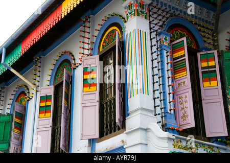 Quatre fenêtres avec volets sur second story appartement à Singapour Banque D'Images