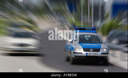 Voiture de police Brandebourg édité avec effet de zoom, l'Allemagne, de l'Europe Banque D'Images