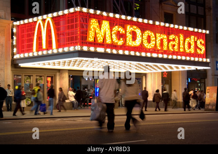 MC DONALD S RESTAURANT À TIMES SQUARE MANHATTAN NEW YORK UNITED STATES OF AMERICA USA Banque D'Images