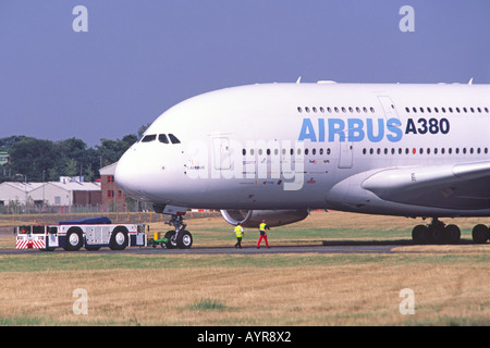 Airbus A380 d'être repoussé par Douglas DC12 avion remorqueur à Farnborough, Royaume-Uni. Banque D'Images