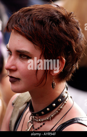 Goths pendant le Castle Party Music Festival à Bolkow en Pologne : une jeune femme aux cheveux courts, au maquillage foncé et au choker clouté de profil. Banque D'Images