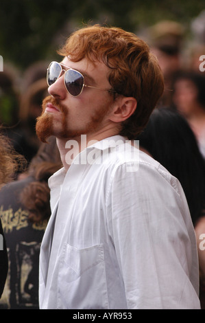 Goths pendant le Castle Party Music Festival à Bolkow, Pologne ; portrait d'un homme aux cheveux roux et lunettes de soleil à l'événement gothique Subculture. Banque D'Images