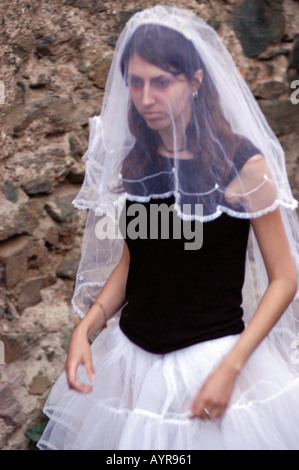 Goths pendant le Festival de musique Castle Party à Bolkow en Pologne. Portrait d'une femme en tenue gothique avec un voile blanc et une jupe en tulle. Banque D'Images