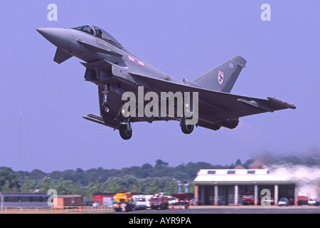 Typhoon F2 jet de combat d'aéronefs exploités par la RAF décoller au Farnborough International Airshow. Banque D'Images