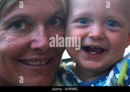 Mère et son fils de 9 mois, Banque D'Images