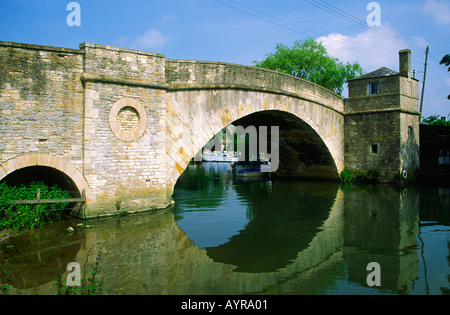 Péage et Halfpenny pont à péage sur la rivière Colne Lechlade Gloucestershire Angleterre Banque D'Images