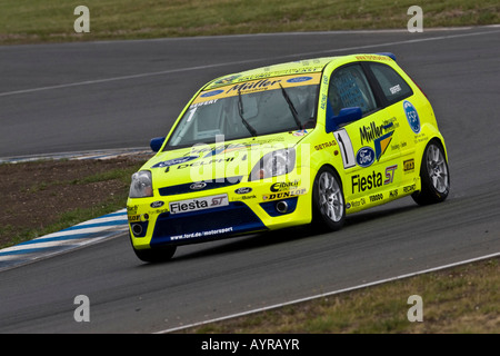 Ford Fiesta ST lors d'une course à l'hippodrome (Motorsport Arena Oschersleben) à Oschersleben, Allemagne Banque D'Images