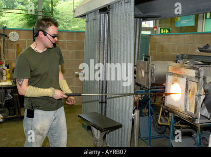 Une démonstration de soufflage de verre à la National Glass Centre de Sunderland en Grande-Bretagne Banque D'Images