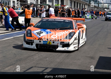 Lamborghini la conduite dans la voie des stands, 24 heures de course sur le Nürburgring Nuerburg en piste, Adenau, Rhénanie-Palatinat, Germ Banque D'Images