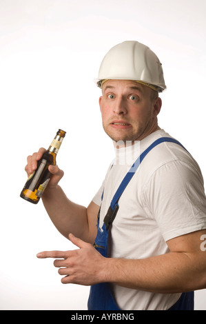 Construction Worker holding une bouteille de bière Banque D'Images