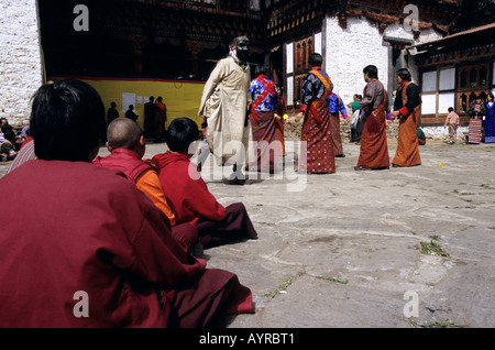 Les moines de l'enfant Tangbi Mani Tsechu (festival), au Bhoutan Banque D'Images