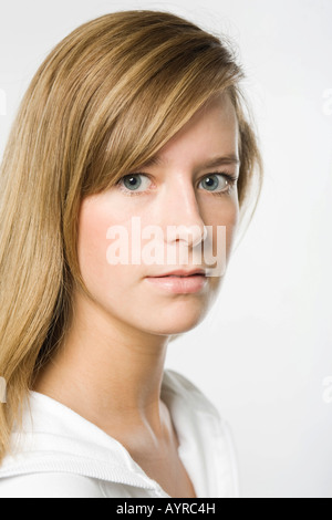 Portrait de jeune femme aux cheveux blond foncé Banque D'Images