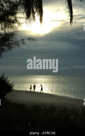 Coucher de soleil sur plage à Aitutaki, Îles Cook Banque D'Images