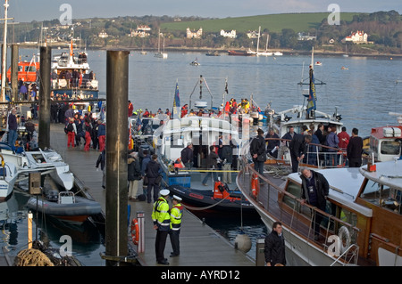 Appuyez sur le monde se rassemblent pour répondre Ellen Macarthur à Falmouth Cornwall Angleterre sur un retour triomphal Banque D'Images