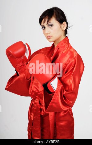 Young female boxer wearing cape en position initiale Banque D'Images