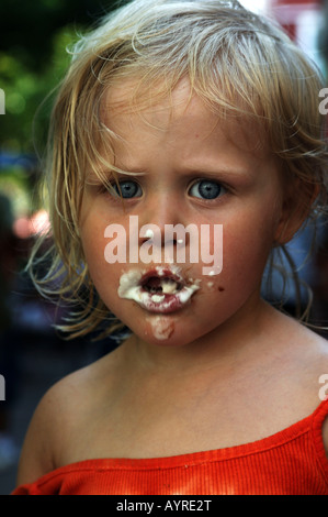 Trois ans, bénéficiant d'une icecream en vacances Banque D'Images
