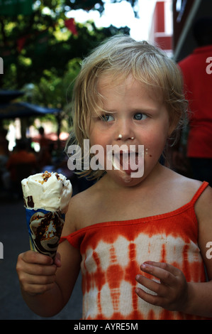 Trois ans, bénéficiant d'une icecream en vacances Banque D'Images
